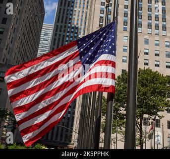 Amerikanische Flagge fliegt Halb-Mitarbeiter zum Gedenken an den 11. September Stockfoto