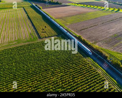 Luftaufnahme eines ICE-Zuges auf einer Eisenbahnstrecke im ländlichen Raum, Deutschland Stockfoto