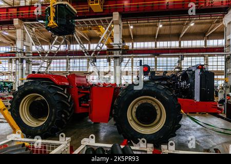 Montageprozess von landwirtschaftlichen Traktoren in der industriellen Werkstatt. Stockfoto