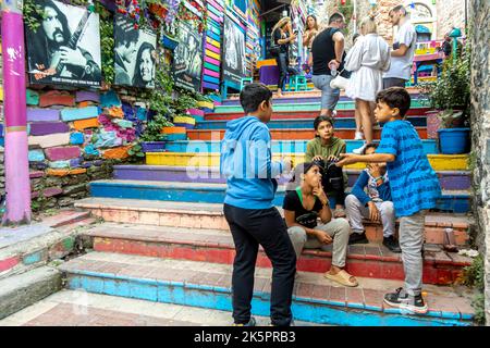 Balat Tourismus. Farbenfrohe Regenbogentreppen sind bei Einheimischen und Touristen beliebt. Ein Wahrzeichen im Stadtteil Balat in Istanbul, Türkei. Türkische Kinder. Stockfoto