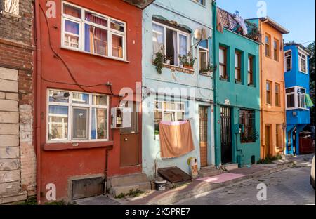 Farbenfrohe Häuser im historischen Viertel Fener/Balat, Istanbul, Türkei. Farbenfrohe Feneer-Gebäude. Stockfoto