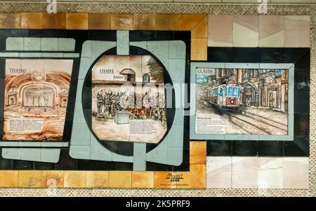 Wandgemälde in der Tür, Kunstwerke zur Geschichte des Istanbuler Verkehrs. U-Bahn-Station Vezneciler, Istanbul, Türkei. Grazer 2008 Kunstprojekt Stockfoto