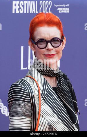 London, Großbritannien. 09.. Oktober 2022. Die Kostümdesignerin Sandy Powell nimmt an der britischen Premiere von „Living“ in der Royal Festival Hall während des BFI London Film Festival 66. Teil. Quelle: Wiktor Szymanowicz/Alamy Live News Stockfoto