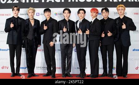 Seoul, Südkorea. 8. Oktober 2022. Die südkoreanisch-japanische Boy-Band Ateez, besuchte am 8. Oktober 2022 einen roten Teppich während der „2022 The Fact Music Awards“ in Seoul, Südkorea. (Foto: Lee Young-ho/Sipa USA) Quelle: SIPA USA/Alamy Live News Stockfoto