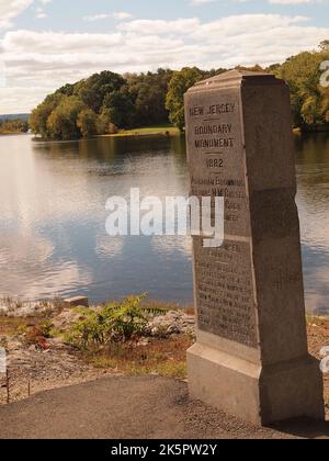Dreistaatenmarkierung am Delaware River zwischen New York, New Jersey und Pennsylvania. Stockfoto