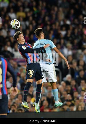 Barcelona, Spanien. 09. Oktober 2022. FC BARCELONA gegen RC CELTA 9,2022. Oktober Gavi (30) des FC Barcelona und Gabri Veiga von Celta während des Spiels zwischen dem FC Barcelona und RC Celta, das dem achten Tag der La Liga Santander im Spotify Camp Nou in Barcelona entspricht. Kredit: Rosdemora/Alamy Live Nachrichten Stockfoto