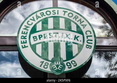 Budapest, Ungarn – 4. Oktober 2022. Logo des Ferencvarosi Torna Clubs auf einem Hausfenster in Budapest. Stockfoto