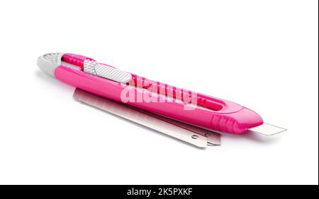 Rosafarbenes Gebrauchsmesser mit Klingen auf weißem Hintergrund Stockfoto