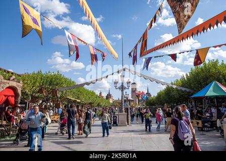 Alcala de Henares, Spanien - Oktober 09 2022. Der mittelalterliche Markt von Alcala de Henares, eigentlich Cervantino-Markt genannt, ist der größte in Spanien und E Stockfoto