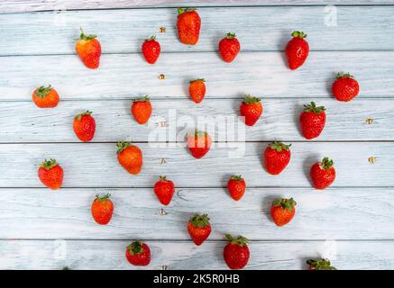 Draufsicht auf Erdbeeren-Muster in Holz und rustikalem Hintergrund Stockfoto