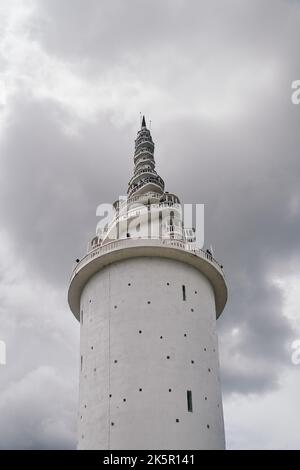 Ambuluwawa Tower, Tempel von 4 Religionen, multireligiöser Komplex im Hochland von Sri Lanka. Stockfoto