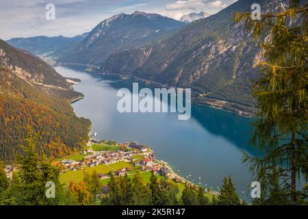 Segelboote in Achensee bei Innsbruck im ruhigen Herbst, Tirol, Österreich Stockfoto