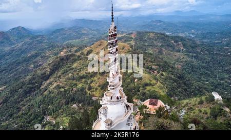 Luftaufnahme des Ambuluwawa Tower im Zentrum von Sri Lanka Stockfoto