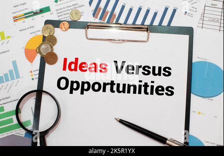 Closeup auf Geschäftsmann hielt eine Karte mit Text HAUPTGELEGENHEIT, Firmen-Konzept-Image mit soft-Fokus-Hintergrund und Vintage-Ton Stockfoto