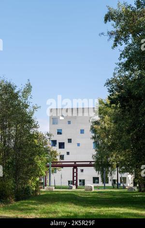 Ikonische moderne Architektur mit Betonfassade, zufälligem Muster und Größe der quadratischen Fenster und geometrischer Form des Kastens im Zeche Zollverein Industrial Stockfoto