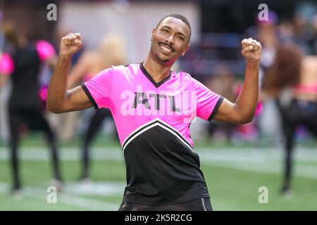 Atlanta, Georgia, USA. 2. Oktober 2022. Der Cheerleader der Atlanta Falcons tritt während des Spiels gegen die Cleveland Browns im Mercedes-Benz Stadium auf. (Bild: © Debby Wong/ZUMA Press Wire) Stockfoto