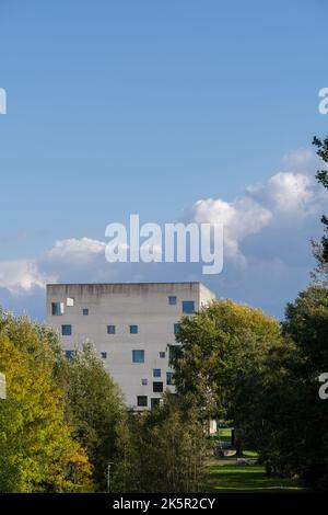 Ikonische moderne Architektur mit Betonfassade, zufälligem Muster und Größe der quadratischen Fenster und geometrischer Form des Kastens im Zeche Zollverein Industrial Stockfoto