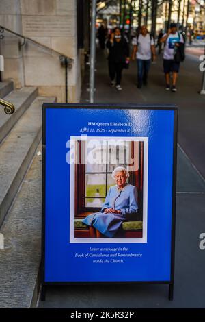 Das Kondolenzbuch für Ihre Majestät Königin Elizabeth II. Befindet sich in der St. Thomas Church auf der 5. Avenue in Manhattan Stockfoto