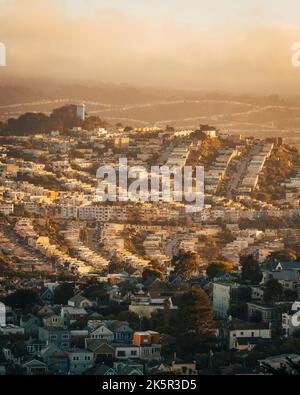 Blick auf die Hügel und Nachbarschaften bei Sonnenuntergang von Bernal Heights, San Francisco, Kalifornien Stockfoto