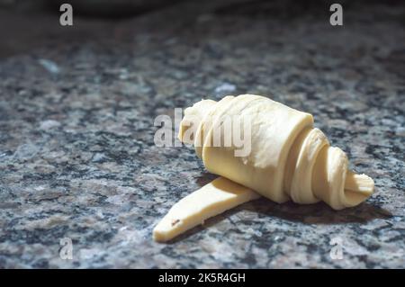 Bäcker, der Croissant macht, bevor er in den Ofen geht, Bäckerkonzept mit Coppy Space. Stockfoto