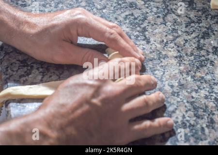 Bäcker, der Croissant macht, bevor er in den Ofen geht, Bäckerkonzept mit Coppy Space. Stockfoto