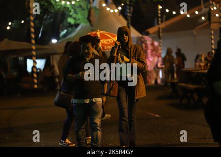 Sao Paulo, Sao Paulo, Brasilien. 9. Oktober 2022. (INT) die Öffentlichkeit nimmt am ersten Oktoberfest-Wochenende in Sao Paulo Teil. 9. Oktober 2022, Sao Paulo, Brasilien: Auch bei Regen besucht das Publikum am Sonntag (9) das erste Oktoberfest 2022 in Sao Paulo, das im Fitnesszentrum Ibirapuera in Sao Paulo stattfindet. Die Veranstaltung findet zwischen dem 7.. Und 23.. Dieses Monats statt. (Bild: © Leco Viana/TheNEWS2 über ZUMA Press Wire) Stockfoto