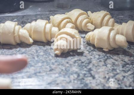 Bäcker, der Croissant macht, bevor er in den Ofen geht, Bäckerkonzept mit Coppy Space. Stockfoto