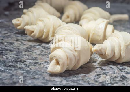 Bäcker, der Croissant macht, bevor er in den Ofen geht, Bäckerkonzept mit Coppy Space. Stockfoto