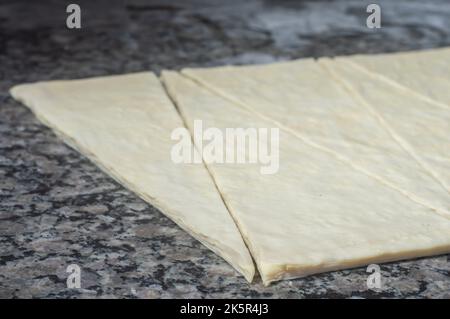 Bäcker, der Croissant macht, bevor er in den Ofen geht, Bäckerkonzept mit Coppy Space. Stockfoto