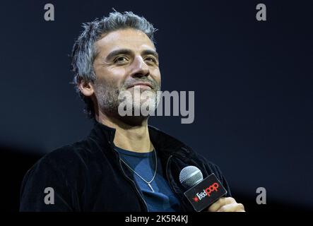 New York, USA. 09. Oktober 2022. Der Künstler Oscar Isaac steht während der New York Comic Con am 9. Oktober 2022 im Jacob Javits Center im Rampenlicht. (Foto von Lev Radin/Sipa USA) Quelle: SIPA USA/Alamy Live News Stockfoto