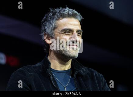 New York, USA. 09. Oktober 2022. Der Künstler Oscar Isaac steht während der New York Comic Con am 9. Oktober 2022 im Jacob Javits Center im Rampenlicht. (Foto von Lev Radin/Sipa USA) Quelle: SIPA USA/Alamy Live News Stockfoto