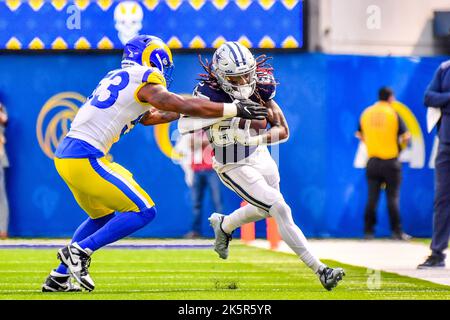 Inglewood, Kalifornien. 9. Oktober 2022. Der Dallas Cowboys Wide Receiver CeeDee Lamb #88 kommt als Los Angeles Rams-Linebacker Ernest Jones #53 im ersten Quartal während des NFL-Fußballspiels gegen die Dallas Cowboys im SOFI Stadium in Inglewood, Kalifornien, in Aktion.Mandatory Photo Credit: Louis Lopez/Cal Sport Media/Alamy Live News Stockfoto