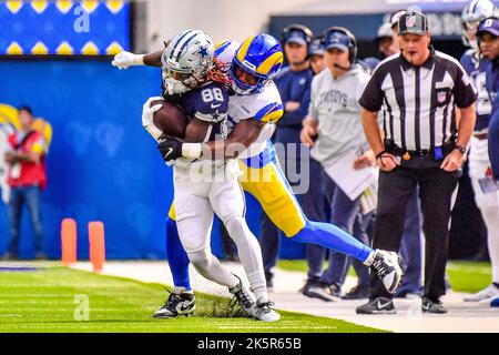 Inglewood, Kalifornien. 9. Oktober 2022. Der Dallas Cowboys-Breitempfänger CeeDee Lamb #88 kommt in den Pass, als der Los Angeles Rams-Linebacker Ernest Jones #53 im ersten Quartal während des NFL-Fußballspiels gegen die Dallas Cowboys im SOFI Stadium in Inglewood, Kalifornien, das Tackle in Aktion bringt. Louis Lopez/Cal Sport Media/Alamy Live News Stockfoto