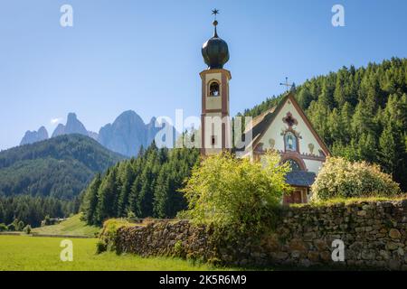 St. Johann Kirche im idyllischen Santa Maddalena, Dolomiten, Italien Stockfoto