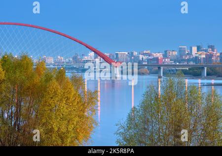 Große Stadt am Morgen. Der Bezirk Beregovaya in der Nähe der Bugrinsky-Brücke über den ob-Fluss. Nowosibirsk, Sibirien, Russland, 2022 Stockfoto