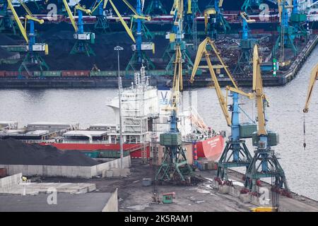 Murmansk, Russland-5. Juni 2015: Industrielandschaft am Ufer der Kola-Bucht. Stockfoto