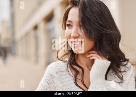 Lifestyle-Porträt schöne asiatische kasachische Frau mit brillantem Lächeln Stockfoto