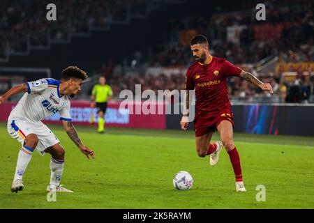 Rom, Italien 9.. Oktober 2022: Leonardo Spinazzola von A.S. Roma Gesten während der italienischen Serie A 202223 Fußballspiel zwischen AS Roma und US Lecce im Olimpico Stadium Stockfoto