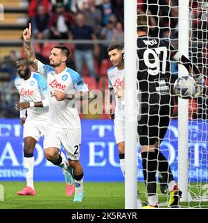 (221010) -- CREMONA, 10. Oktober 2022 (Xinhua) -- Napoli's Matteo Politano (2. L) feiert, nachdem er während eines Serie-A-Fußballspiels zwischen Cremonese und Napoli in Cremona, Italien, am 9. Oktober 2022 erzielt hat. (Foto Federico Tardito/Xinhua) Stockfoto