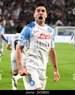 (221010) -- CREMONA, 10. Oktober 2022 (Xinhua) -- Napoli's Giovanni Simeone feiert nach seinem Tor während eines Serie-A-Fußballspiels zwischen Cremonese und Napoli in Cremona, Italien, am 9. Oktober 2022. (Foto Federico Tardito/Xinhua) Stockfoto