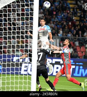 (221010) -- CREMONA, 10. Oktober 2022 (Xinhua) -- Napoli's Giovanni Simeone erzielt sein Tor während eines Serie-A-Fußballspiels zwischen Cremonese und Napoli in Cremona, Italien, am 9. Oktober 2022. (Foto Federico Tardito/Xinhua) Stockfoto