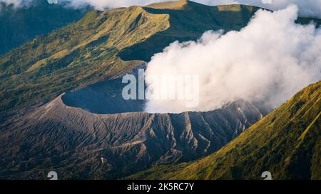 Mount Bromo, Berg- und aktiver Vulkanraucher im Tengger Semeru National Park, Java bei Sonnenaufgang, Indonesien Stockfoto