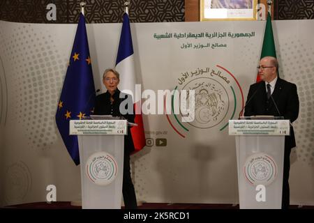Algier. 10. Oktober 2022. Die algerische Premierministerin Ayman Benabderrahmane (R) und die französische Premierministerin Elisabeth Borne nehmen am 9. Oktober 2022 an einer gemeinsamen Pressekonferenz in Algier, Algerien, Teil. Die französische Premierministerin Elisabeth Borne kam am Sonntag zu einem zweitägigen Besuch in Algier an, um die Zusammenarbeit mit Algerien zu stärken. Quelle: Xinhua/Alamy Live News Stockfoto