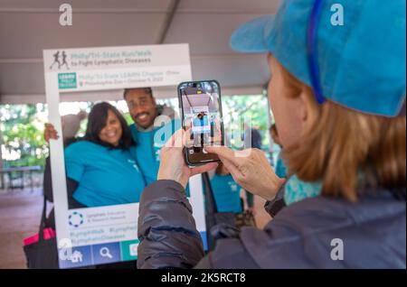 Philadelphia, Usa. 09. Oktober 2022. Katie Darcy Mulligan (rechts) macht. Bild eines Paares, das während des LE&RN Philly Walk-Laufs den Rahmen für die mehphitische Erkrankung hielt, um Geld von lymphatischen Erkrankungen zu sammeln Sonntag, 09. Oktober 2022 im Philadelphia Zoo in Philadelphia, Pennsylvania. ( Kredit: William Thomas Cain/Alamy Live News Stockfoto