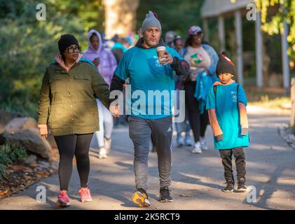 Philadelphia, Usa. 09. Oktober 2022. Wanderer nehmen am LE&RN Philly Walk Teil, um Geld von lymphatischen Erkrankungen zu sammeln, Sonntag, 09. Oktober 2022, im Philadelphia Zoo in Philadelphia, Pennsylvania. ( Kredit: William Thomas Cain/Alamy Live News Stockfoto