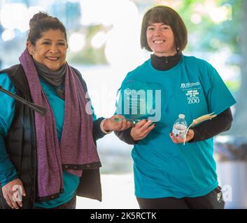 Philadelphia, Usa. 09. Oktober 2022. Megan Felter (rechts) wird von Veronica Seneriz (links) beim LE&RN Philly Walk-Lauf zur Spendenvergabe für Lympherkrankungen am Sonntag, den 09. Oktober 2022 im Philadelphia Zoo in Philadelphia, Pennsylvania, ausgezeichnet. ( Kredit: William Thomas Cain/Alamy Live News Stockfoto