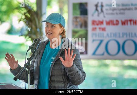 Philadelphia, Usa. 09. Oktober 2022. Katie Darcy Mulligan spricht über ihre Erfahrungen mit Lymphödem während des LE&RN Philly Walk Laufs, um Geld von lymphatischen Erkrankungen zu sammeln, Sonntag, 09. Oktober 2022 im Philadelphia Zoo in Philadelphia, Pennsylvania. ( Kredit: William Thomas Cain/Alamy Live News Stockfoto