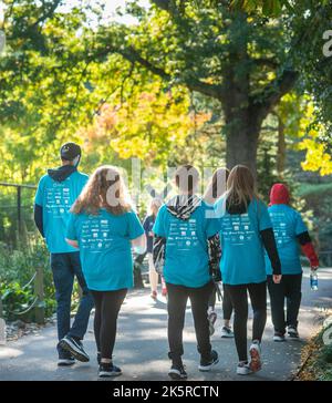 Philadelphia, Usa. 09. Oktober 2022. Wanderer nehmen am LE&RN Philly Walk Teil, um Geld von lymphatischen Erkrankungen zu sammeln, Sonntag, 09. Oktober 2022, im Philadelphia Zoo in Philadelphia, Pennsylvania. ( Kredit: William Thomas Cain/Alamy Live News Stockfoto