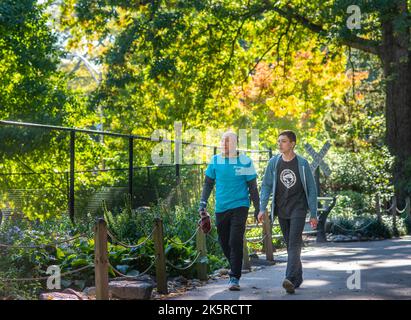 Wanderer nehmen am LE&RN Philly Walk Teil, um Geld von lymphatischen Erkrankungen zu sammeln, Sonntag, 09. Oktober 2022, im Philadelphia Zoo in Philadelphia, Pennsylvania. ( Kredit: William Thomas Cain/Alamy Live News Stockfoto