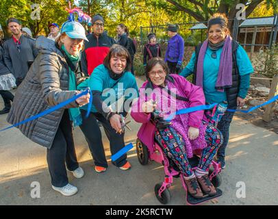 Philadelphia, Usa. 09. Oktober 2022. Katie Darcy Mulligan (links) und Megan Felter (Mitte) helfen beim Schnitt des Bandes beim Le&RN Philly Walk Run, um Geld von lymphatischen Erkrankungen zu sammeln Sonntag, den 09. Oktober 2022 im Philadelphia Zoo in Philadelphia, Pennsylvania. ( Kredit: William Thomas Cain/Alamy Live News Stockfoto